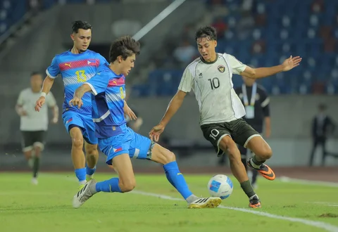 Pemain Timnas Indonesia U-22, Rafel William Struick (kanan) berhadapan dengan dua pemain Filipina, Gavin Muens (8) dan Alex James Monis (13), pada laga perdana Grup C SEA Games 2025 di Stadion 700th Anniversary, Chiang Mai, Thailand, Senin (08/12/2025) malam.