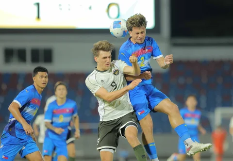 Penyerang Timnas Indonesia U-22, Mauro Nils Zijlstra (kiri depan) berebut bola atas dengan pemain Filipina, Noah River Ledde dalam pertandingan Grup C SEA Games 2025 yang berlangsung di 700th Anniversary Stadium., Senin (08/12/2025) malam.