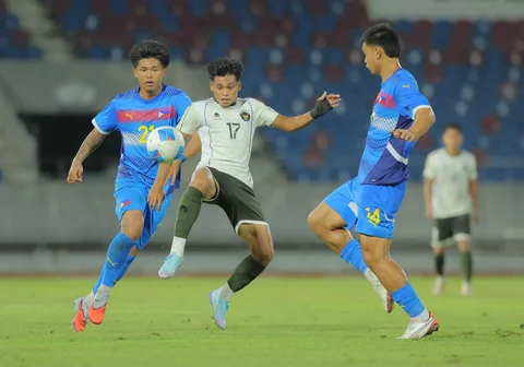 Pemain Timnas Indonesia U-22, Rahmat Arjuna Reski (tengah) mencoba melewati adangan dua pemain Filipina, Jaime Rosquillo (14) dan Santiago Rublico (21), pada laga perdana Grup C SEA Games 2025 di Stadion 700th Anniversary, Chiang Mai, Thailand, Senin (8/12/2025) malam.