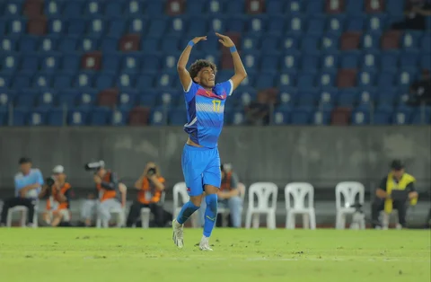 Pemain Timnas Filipina U-22, Out Abang Banatao merayakan golnya pada laga perdana Grup C SEA Games 2025 melawan Indonesia di Stadion 700th Anniversary, Chiang Mai, Thailand, Senin (8/12/2025) malam.