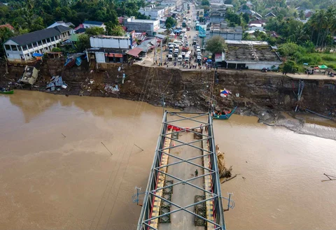 Warga menyeberangi Sungai Peusangan dengan perahu nelayan di Kuta Blang, Kabupaten Bireuen, Provinsi Aceh, Selasa (09/12/2025).