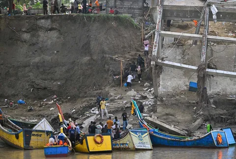 Warga usai menyeberangi Sungai Peusangan dengan perahu nelayan di Kuta Blang, Kabupaten Bireuen, Provinsi Aceh, Selasa (09/12/2025).