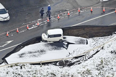 Sebuah kendaraan terperosok di jalan yang runtuh setelah gempa bumi dahsyat pada Senin malam di kota Tohoku, prefektur Aomori, Jepang utara, Selasa (09/12/2025).
