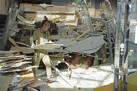Seorang pria membersihkan puing-puing akibat gempa bumi dahsyat di sebuah fasilitas komersial di Hachinohe, Prefektur Aomori, Jepang utara, Selasa (09/12/2025).