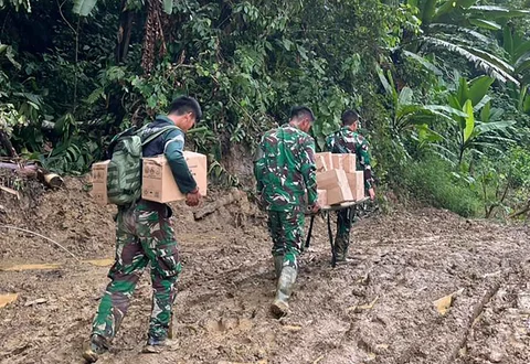 Personel kesehatan dari Brigif TP 90/Yudha Giri Dhanu dan Yonif TP 854/Dharma Kersaka Kodam Iskandar Muda menyalurkan obat-obatan ke Desa Pameu dan Desa Lut Jaya, Aceh Tengah, Selasa (09/08/2025).