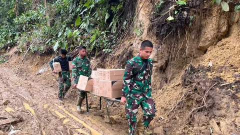 Personel kesehatan dari Brigif TP 90/Yudha Giri Dhanu dan Yonif TP 854/Dharma Kersaka Kodam Iskandar Muda menyalurkan obat-obatan ke Desa Pameu dan Desa Lut Jaya, Aceh Tengah, Selasa (09/08/2025).