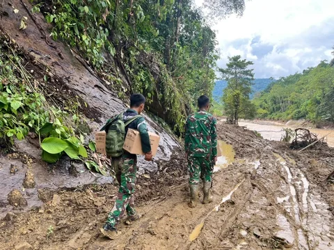 Personel kesehatan dari Brigif TP 90/Yudha Giri Dhanu dan Yonif TP 854/Dharma Kersaka Kodam Iskandar Muda menyalurkan obat-obatan ke Desa Pameu dan Desa Lut Jaya, Aceh Tengah, Selasa (09/08/2025).