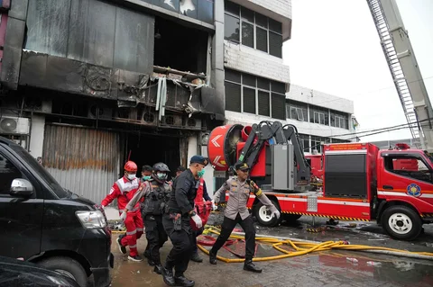 Polisi dan medis mengevakuasi jenasah korban kebakaran kebakaran di gedung perkantoran Terra Drone di Jalan Letjen Suprapto, Cempaka Baru, Kemayoran, Jakarta Pusat Selasa (09/12/2025)..