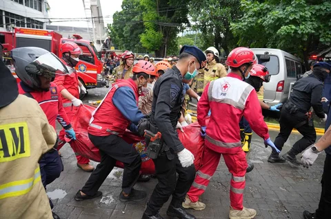 Polisi dan medis mengevakuasi jenasah korban kebakaran kebakaran di gedung perkantoran Terra Drone di Jalan Letjen Suprapto, Cempaka Baru, Kemayoran, Jakarta Pusat Selasa (09/12/2025)..