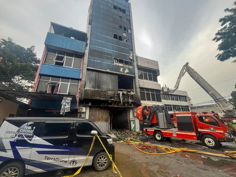 Mobil Smoke Removal Unit (SRU) mengeluarkan asap  di lokasi kebakaran  di gedung perkantoran Terra Drone di Jalan Letjen Suprapto, Cempaka Baru, Kemayoran, Jakarta Pusat Selasa (09/12/2025).