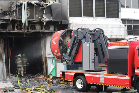 Mobil Smoke Removal Unit (SRU) mengeluarkan asap  di lokasi kebakaran  di gedung perkantoran Terra Drone di Jalan Letjen Suprapto, Cempaka Baru, Kemayoran, Jakarta Pusat Selasa (09/12/2025).