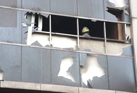 Petugas pemadam kebakaran melakukan pendinginan  di lokasi kebakaran  di gedung perkantoran Terra Drone di Jalan Letjen Suprapto, Cempaka Baru, Kemayoran, Jakarta Pusat Selasa (09/12/2025).