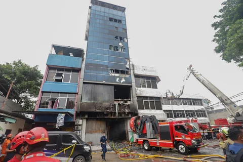 Mobil Smoke Removal Unit (SRU) mengeluarkan asap  di lokasi kebakaran  di gedung perkantoran Terra Drone di Jalan Letjen Suprapto, Cempaka Baru, Kemayoran, Jakarta Pusat Selasa (09/12/2025).