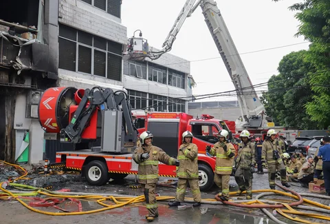 Mobil Smoke Removal Unit (SRU) mengeluarkan asap  di lokasi kebakaran  di gedung perkantoran Terra Drone di Jalan Letjen Suprapto, Cempaka Baru, Kemayoran, Jakarta Pusat Selasa (09/12/2025).