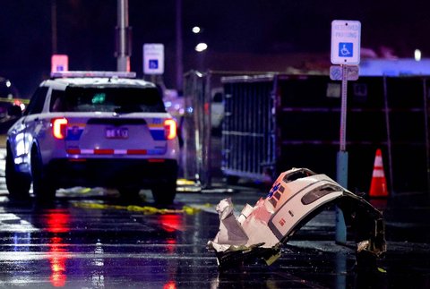 Puing-puing pesawat tergeletak di i lokasi kecelakaan pesawat di Philadelphia, Pennsylvania, AS, (31/01/2025).