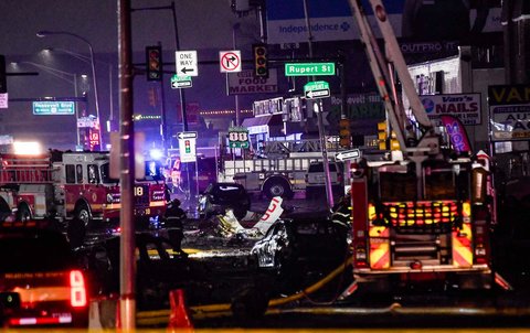 Petugas SAR melakukan evakuasi saat kecelakaan pesawat  yang jatuh menimpa pemukiman warga di Philadelphia, Pennsylvania, AS, (31/01/2025).