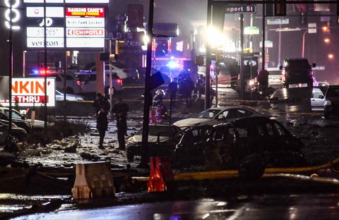 Petugas SAR melakukan evakuasi saat kecelakaan pesawat  yang jatuh menimpa pemukiman warga di Philadelphia, Pennsylvania, AS, (31/01/2025).