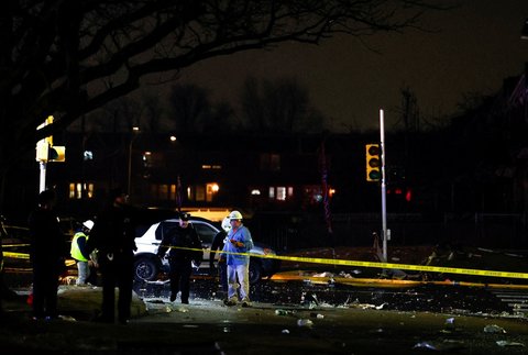 Petugas SAR bekerja  di dekat puing-puing pada lokasi jatuhnya pesawat di Philadelphia, Pennsylvania, AS, (31/01/2025)