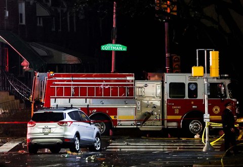 Petugas SAR bekerja  di dekat puing-puing pada lokasi jatuhnya pesawat di Philadelphia, Pennsylvania, AS, (31/01/2025)