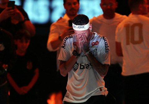 Neymar menangis pada  acara perkenalannya sebagai pemain baru Santos di Stadion Vila Belmiro, Brasil (31/01/2025)