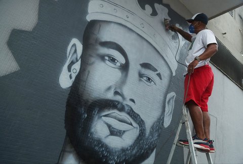 Seniman Aru melukis mural Neymar sebelum diperkenalkan sebagai pemain Santos  di  Brasil (31/01/2025)