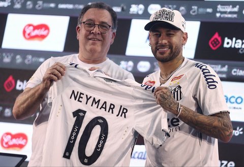 Neymar berfoto dengan Presiden Santos Marcelo Teixeira di Stadion Vila Belmiro, Brasil (31/01/2025)