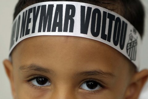 Wajah anak pendukung Neymar di Stadion Vila Belmiro, Brasil (31/01/2025)