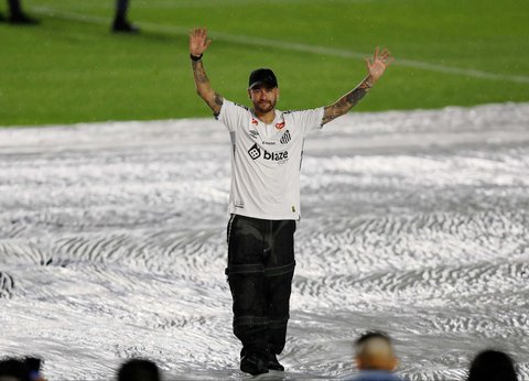 Neymar pada  acara perkenalannya sebagai pemain baru Santos di Stadion Vila Belmiro, Brasil (31/01/2025)