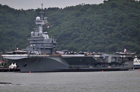 Kapal induk bertenaga nuklir milik Angkatan Laut Prancis, Charles de Gaulle, berlabuh di pelabuhan Gili Mas di Lembar, Lombok (31/01/2025)
