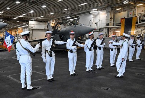 Awak kapal menunggu kedatangan Menteri Pertahanan Prancis Sebastien Lecornu  dan Menteri Pertahanan  Sjafrie Sjamsoeddin di atas  kapal induk bertenaga nuklir milik Angkatan Laut Prancis, Charles de Gaulle (01/02/2025).