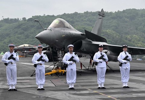 Awak kapal  memberi penghormatan saat  kedatangan Menteri Pertahanan Prancis Sebastien Lecornu  dan Menteri Pertahanan  Sjafrie Sjamsoeddin di atas  kapal induk bertenaga nuklir milik Angkatan Laut Prancis, Charles de Gaulle (01/02/2025).