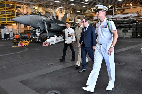 Menteri Pertahanan  Sjafrie Sjamsoeddin bersama Menteri Pertahanan Prancis Sebastien Lecornu  di atas  kapal induk bertenaga nuklir milik Angkatan Laut Prancis, Charles de Gaulle (01/02/2025).