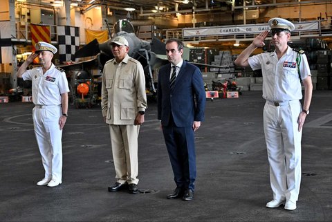 Menteri Pertahanan  Sjafrie Sjamsoeddin befrsama Menteri Pertahanan Prancis Sebastien Lecornu di atas  kapal induk bertenaga nuklir milik Angkatan Laut Prancis, Charles de Gaulle (01/02/2025).<br />foto: AFP/ Sonny Tumbelaka