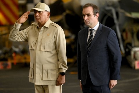 Menteri Pertahanan Prancis Sebastien Lecornu  dan Menteri Pertahanan  Sjafrie Sjamsoeddin di atas  kapal induk bertenaga nuklir milik Angkatan Laut Prancis, Charles de Gaulle (01/02/2025).