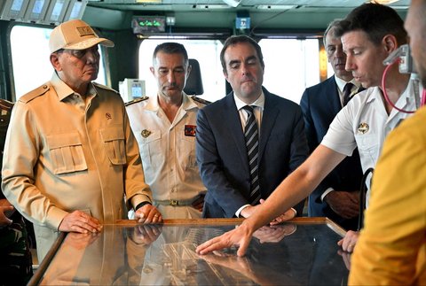 Menteri Pertahanan Prancis Sebastien Lecornu  dan Menteri Pertahanan  Sjafrie Sjamsoeddin di atas  kapal induk bertenaga nuklir milik Angkatan Laut Prancis, Charles de Gaulle (01/02/2025).