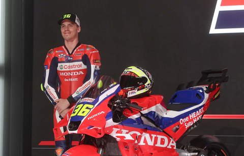 Pebalap MotoGP Honda HRC Castrol Joan Mir saat menghadiri launching motor baru untuk MotoGP 2025 di pabrik PT Astra Honda Motor (AHM)