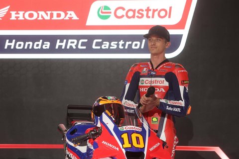 Pebalap MotoGP Honda Racing Corporation (HRC)  Castrol Luca Marini saati launching motor baru untuk MotoGP 2025 di pabrik PT Astra Honda Motor (AHM) di Cikarang, Jawa Barat, Sabtu (1/2/2025).
