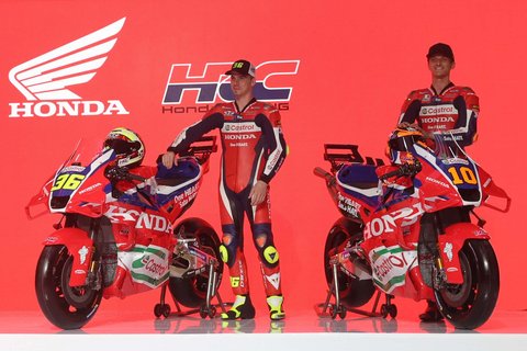 Dua pebalap MotoGP Honda Racing Corporation (HRC) Castrol  yakni Joan Mir dan Luca Marini saati launching motor baru untuk MotoGP 2025 di pabrik PT Astra Honda Motor (AHM) di Cikarang, Jawa Barat, Sabtu (1/2/2025).