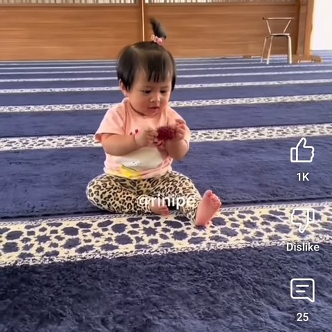 Ditakuti Raffi Ahmad, Potret Gemas Baby Lily Anteng Main Rambutan Sambil Nunggu Rayyanza Ngaji di Masjid