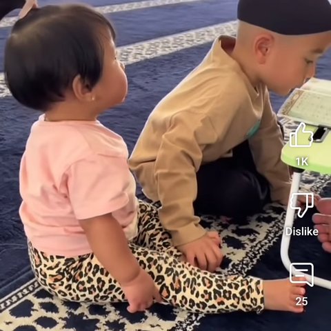 Ditakuti Raffi Ahmad, Potret Gemas Baby Lily Anteng Main Rambutan Sambil Nunggu Rayyanza Ngaji di Masjid