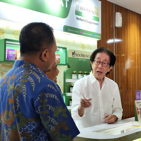 Direktur Sido Muncul, Irwan Hidayat saat berkunjung ke Gerai Sehat di RS Bunda Margonda.