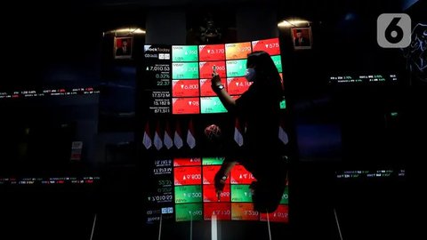 Karyawan memfoto layar pergerakan IHSG, Jakarta, Rabu (3/8/2022). Indeks Harga Saham Gabungan (IHSG) pada perdagangan di Bursa Efek Indonesia, Rabu (3/08/2022), ditutup di level 7046,63. IHSG