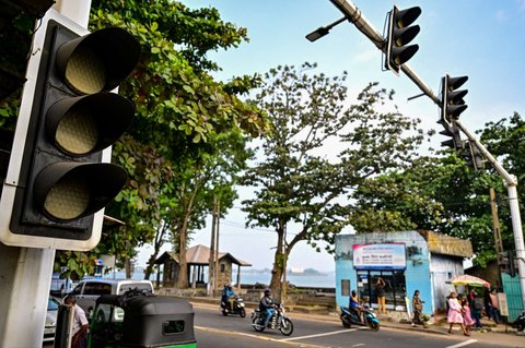 Kondisi lampu lalu lintas tak berfungsi akibat pemadaman listrik nasional gara-gara seekor monyet di Galle, Sri Lanka, pada 9 Februari 2025.