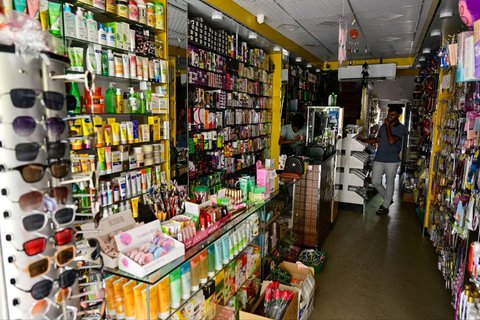 Seorang pria menunggu pelanggan di toko kosmetik yang redup selama pemadaman listrik nasional gara-gara monyet di Galle, Sri Lanka, pada 9 Februari 2025.