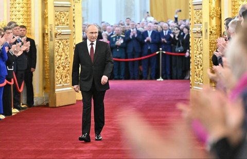 Vladimir Putin telah dilantik kembali sebagai Presiden Rusia dalam sebuah seremoni mewah di Kremlin pada tanggal 7 Mei 2024. Ini akan menjadi masa jabatan keenam Putin dan ia akan memiliki kekuasaan yang lebih besar daripada sebelumnya.