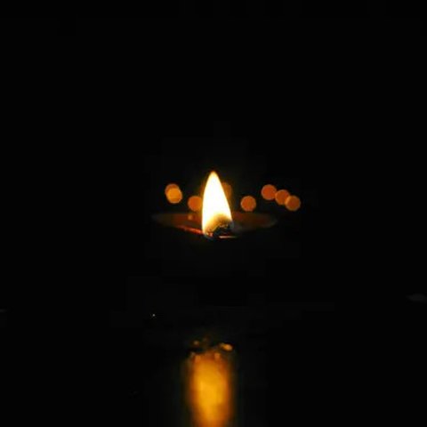 Pedagang memotong daging sapi dagangannya pada perayaan tradisi Meugang Ramadan 1440 Hijriah di Banda Aceh, 4 Mei 2019. Meugang merupakan tradisi turun temurun masyarakat Aceh dengan membeli,