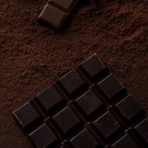 Ilustrasi Makan Cokelat