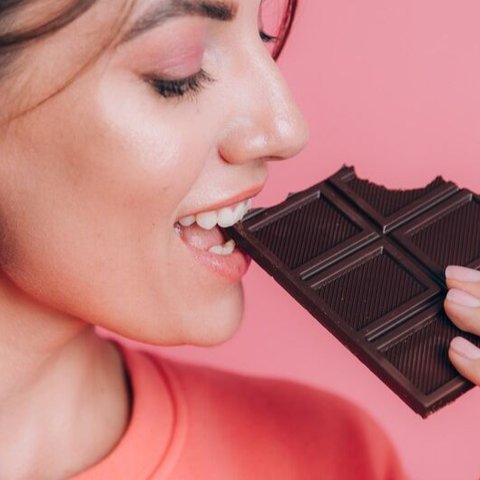 Ilustrasi Makan Cokelat