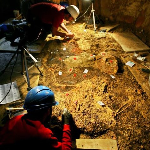 Arkeolog meneliti manik-manik yang ditemukan dalam makam berusia 5.000 tahun.