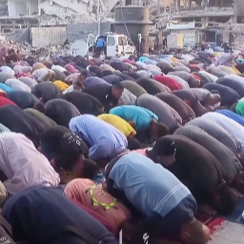 Melihat Warga Gaza Salat Idul Adha di Bawah Reruntuhan Bangunan